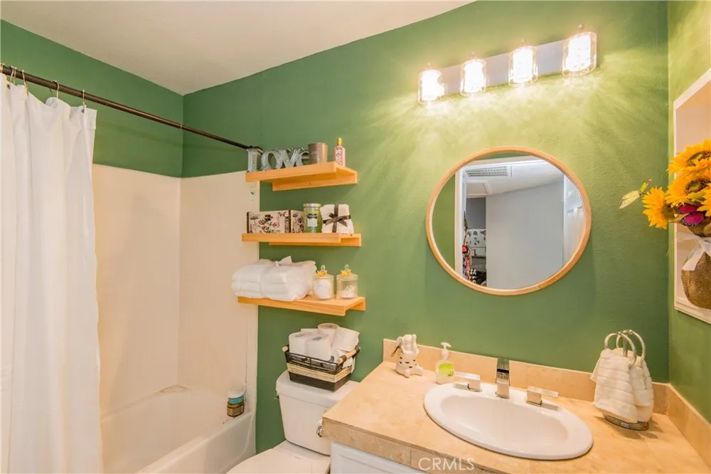 7045 Woodley Avenue #218 Van Nuys, CA 91406