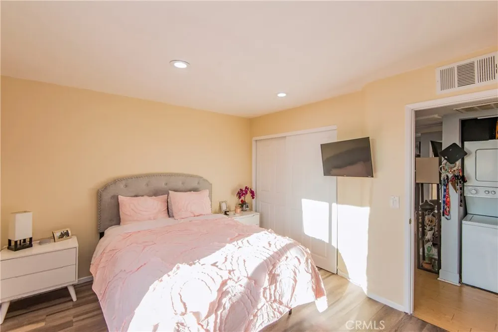 7045 Woodley Avenue #218 Van Nuys, CA 91406
