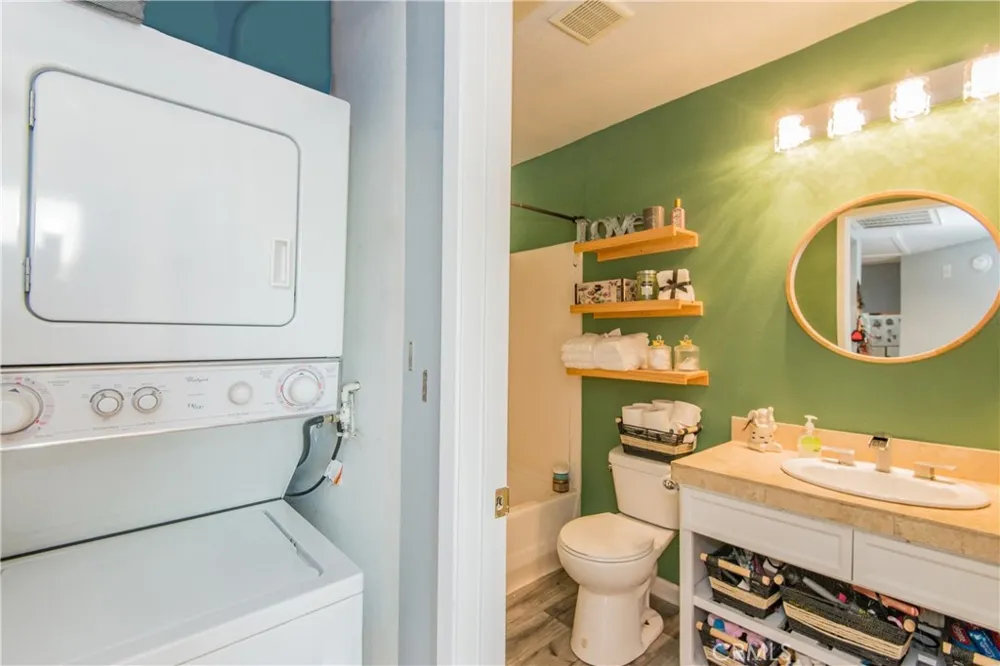 7045 Woodley Avenue #218 Van Nuys, CA 91406