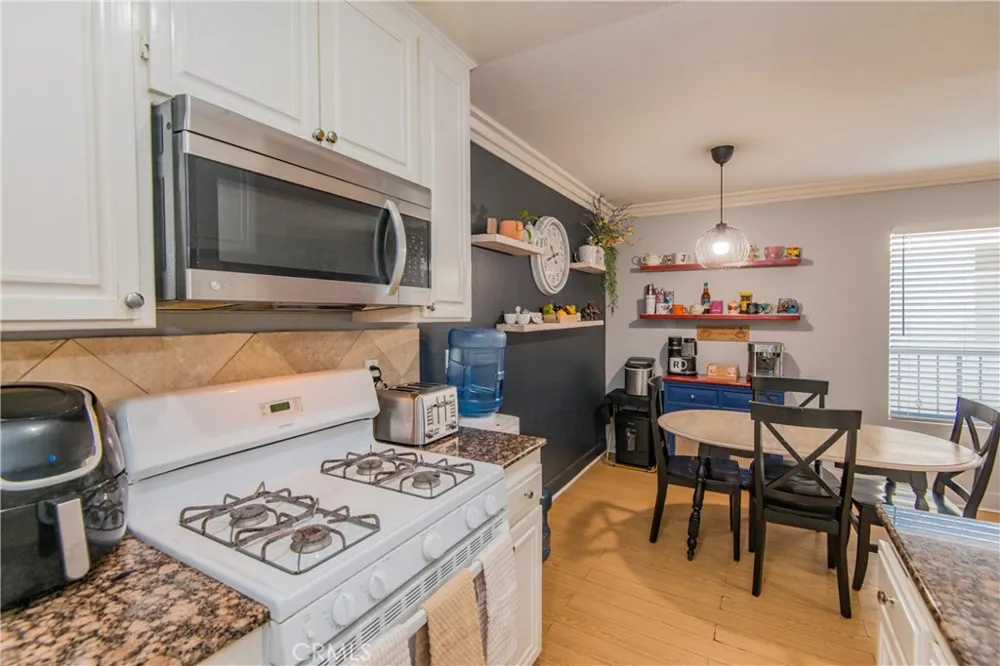 7045 Woodley Avenue #218 Van Nuys, CA 91406
