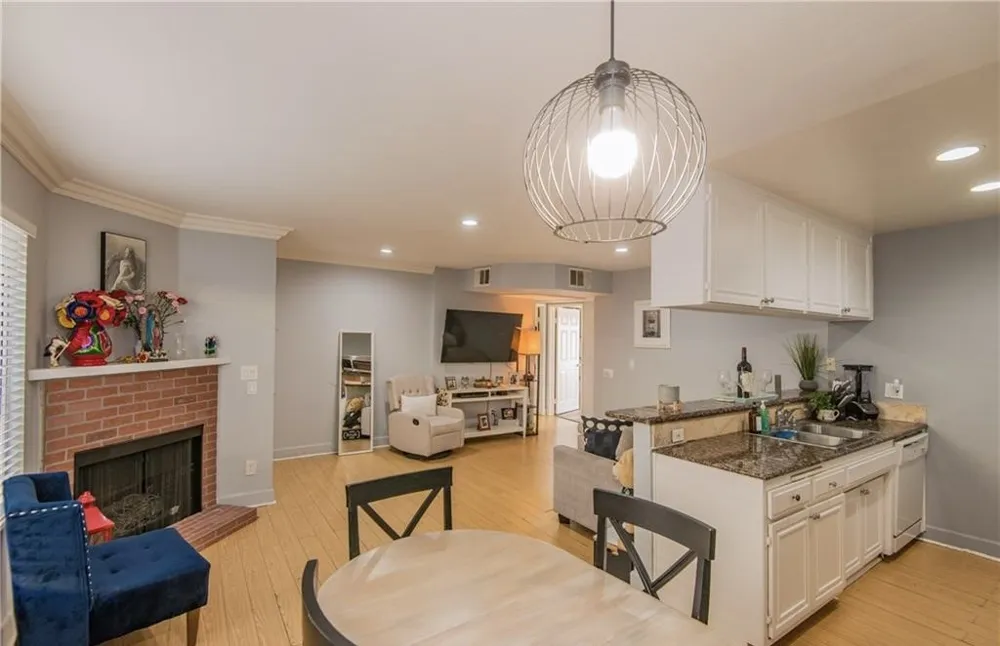 7045 Woodley Avenue #218 Van Nuys, CA 91406