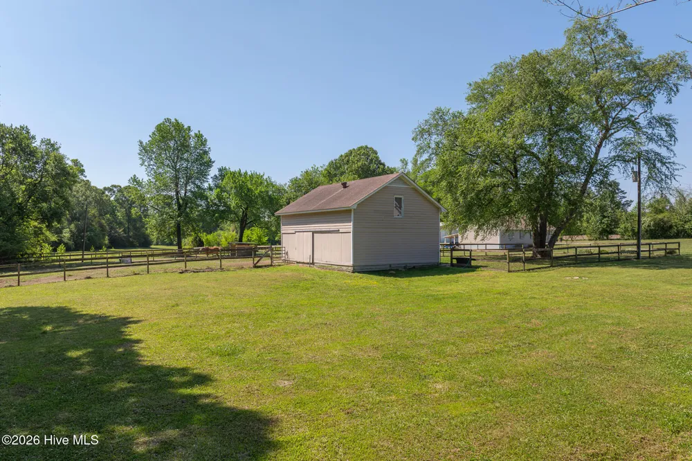 389 Beulaville Highway Richlands, NC 28574