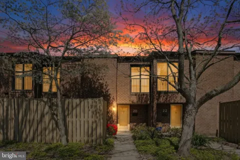 20 PICKBURN COURT #D