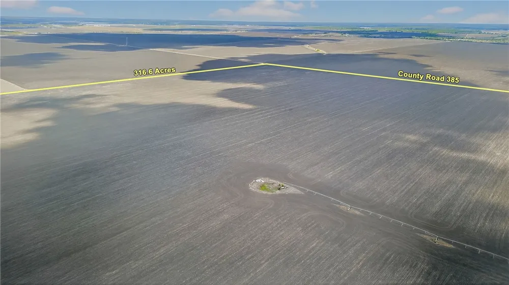 109 County Road 385 George West, TX 78022