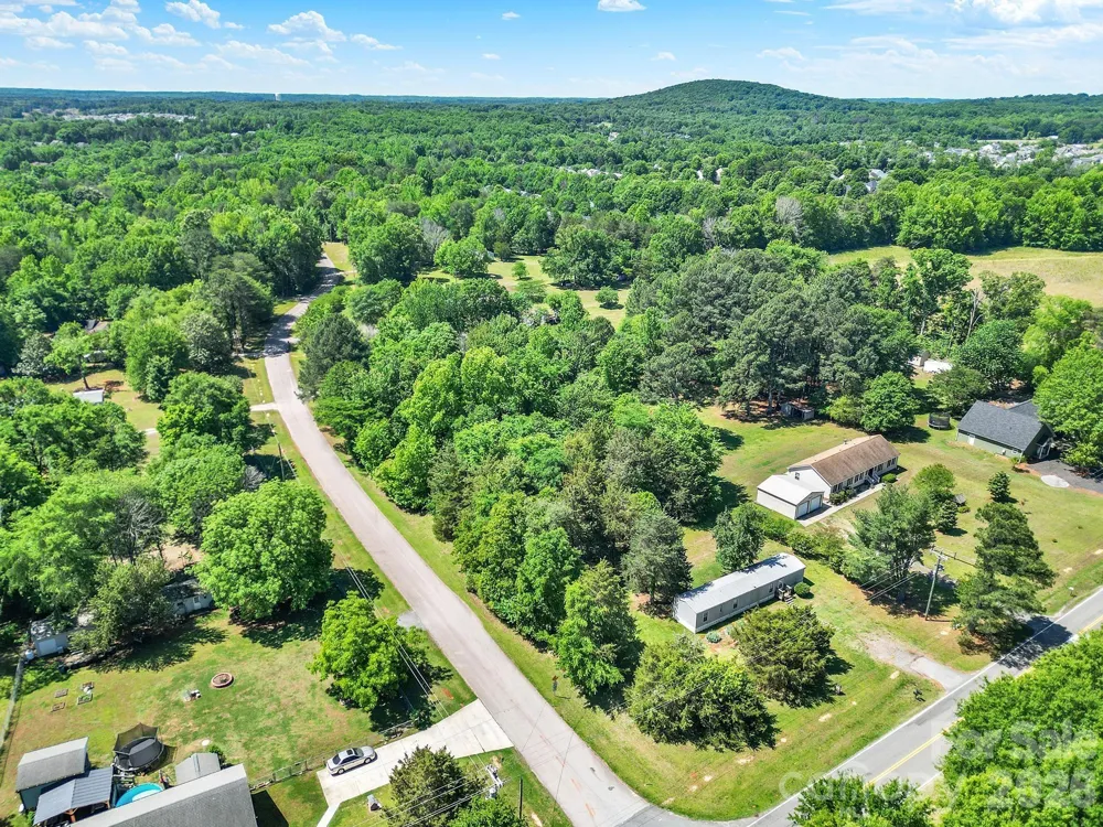 6067 Lake Wylie Road Lake Wylie, SC 29710