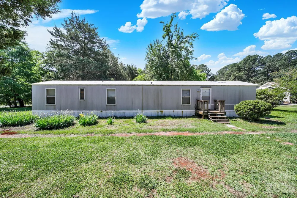 6067 Lake Wylie Road Lake Wylie, SC 29710