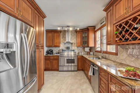 544 W 8th Street W