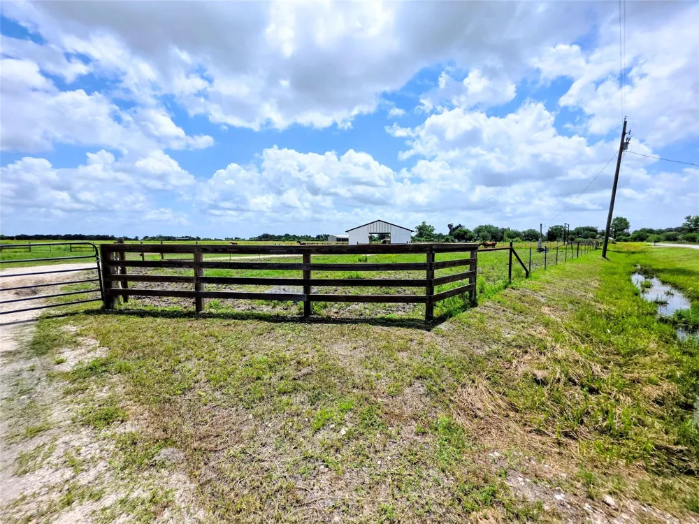 816 Raccoon Bend Road Bellville, TX 77418