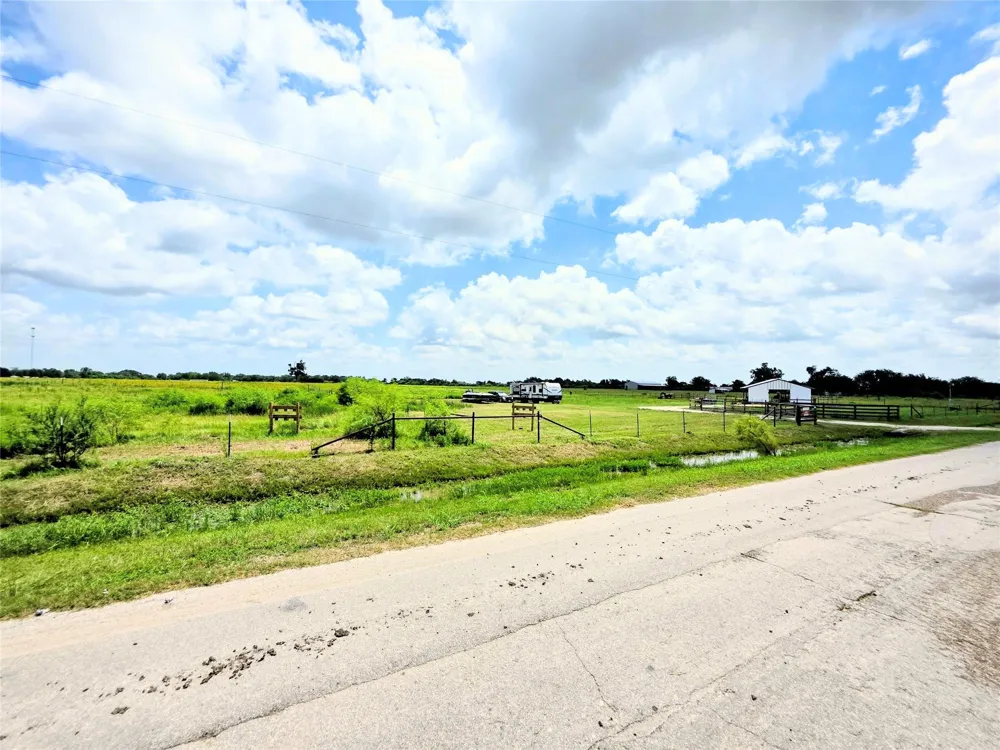 816 Raccoon Bend Road Bellville, TX 77418