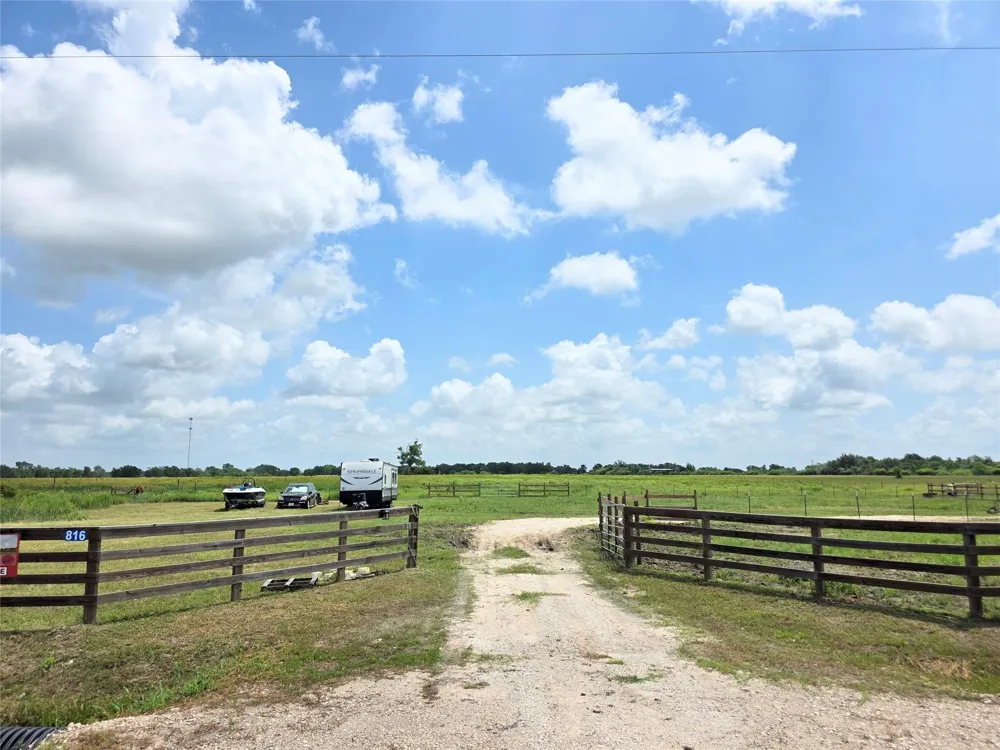 816 Raccoon Bend Road Bellville, TX 77418