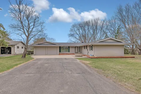 3604 Crestwood Drive NE