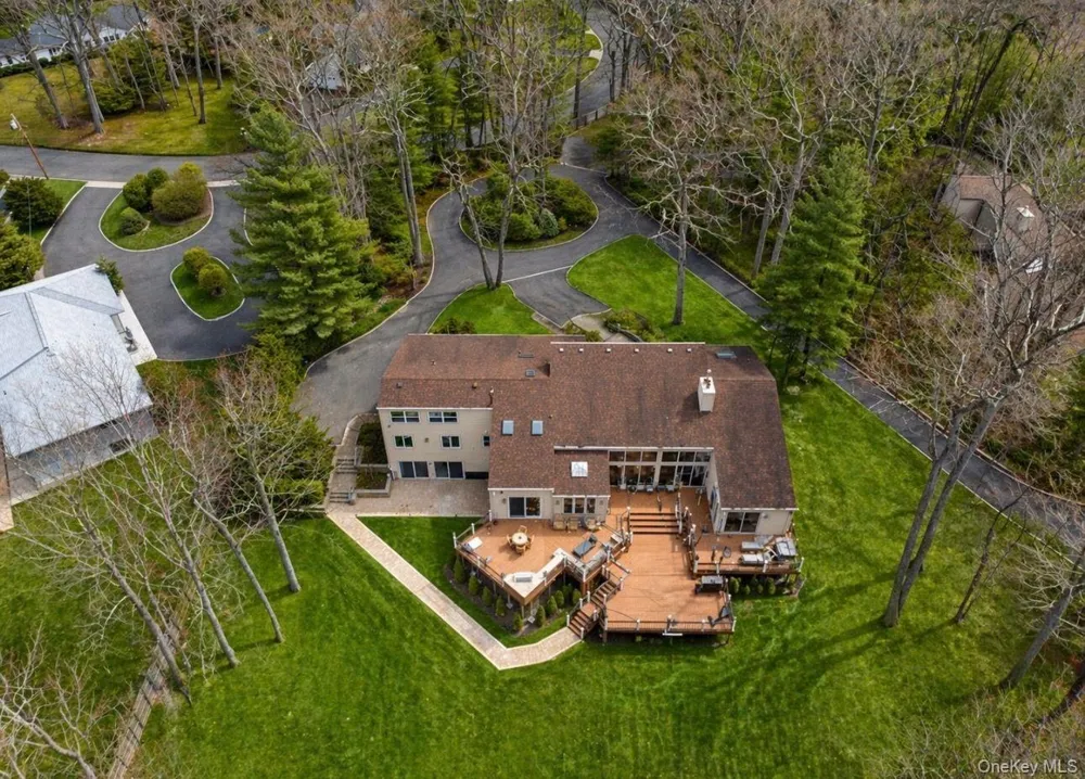 7 Windemere Crest Woodbury, NY 11797