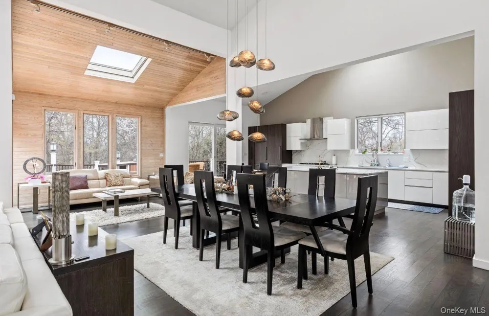 7 Windemere Crest Woodbury, NY 11797