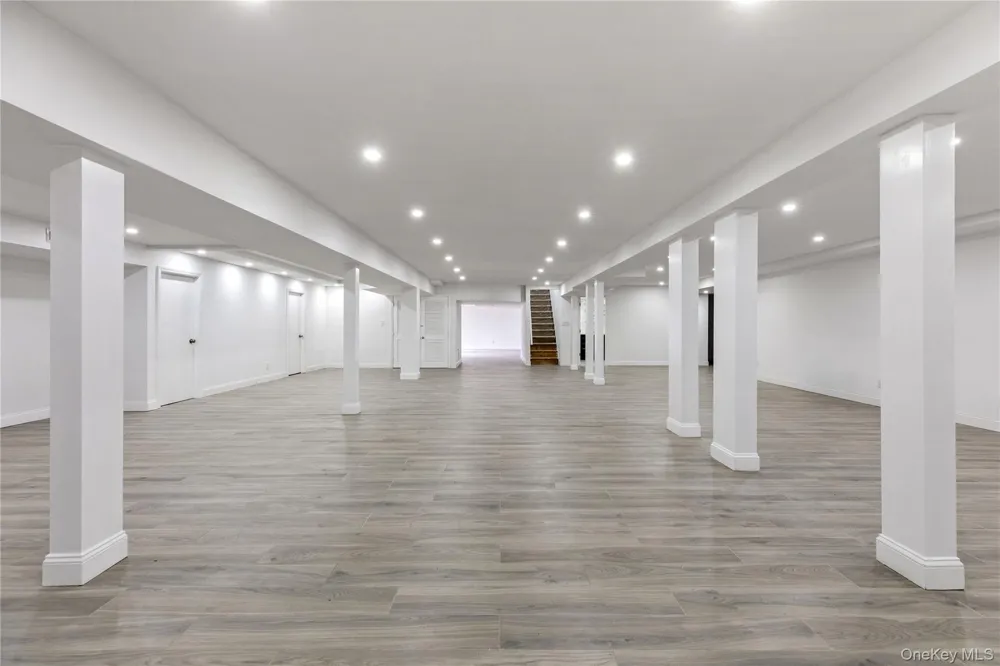 7 Windemere Crest Woodbury, NY 11797