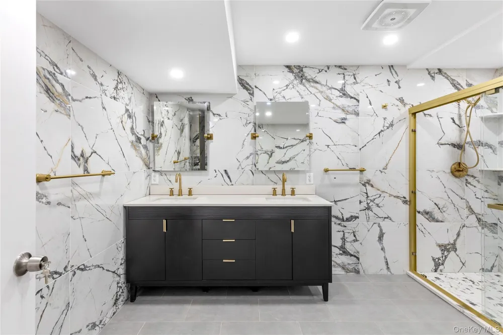 7 Windemere Crest Woodbury, NY 11797
