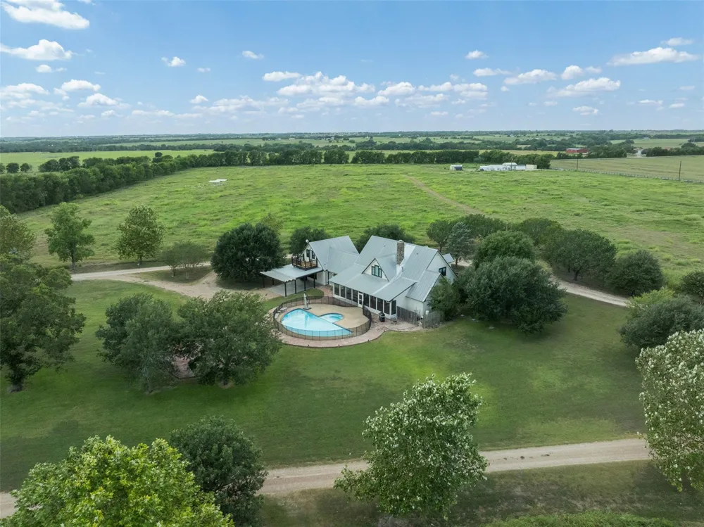 5255 Ganske Road Burton, TX 77835