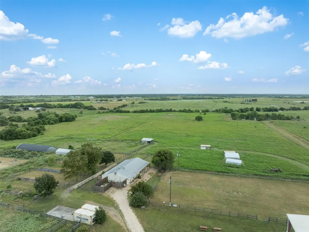 5255 Ganske Road Burton, TX 77835