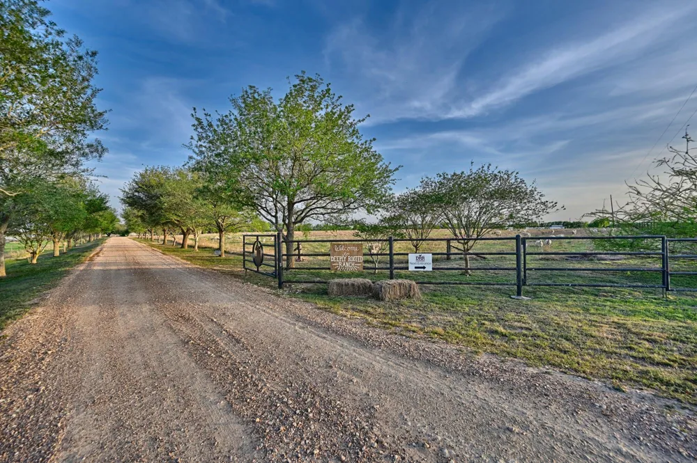 5255 Ganske Road Burton, TX 77835