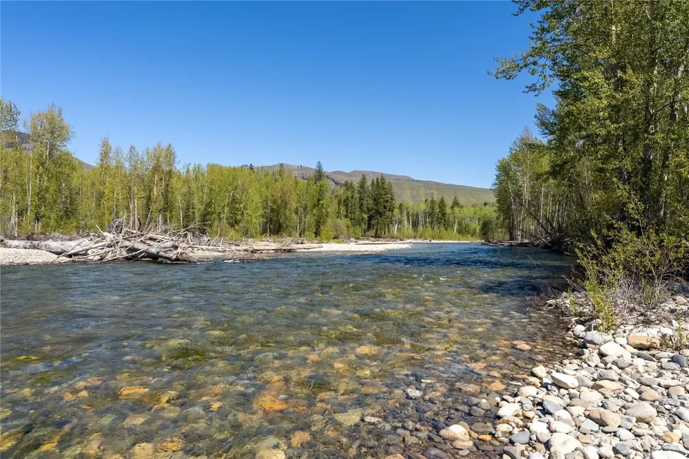 19 Green Road Winthrop, WA 98862