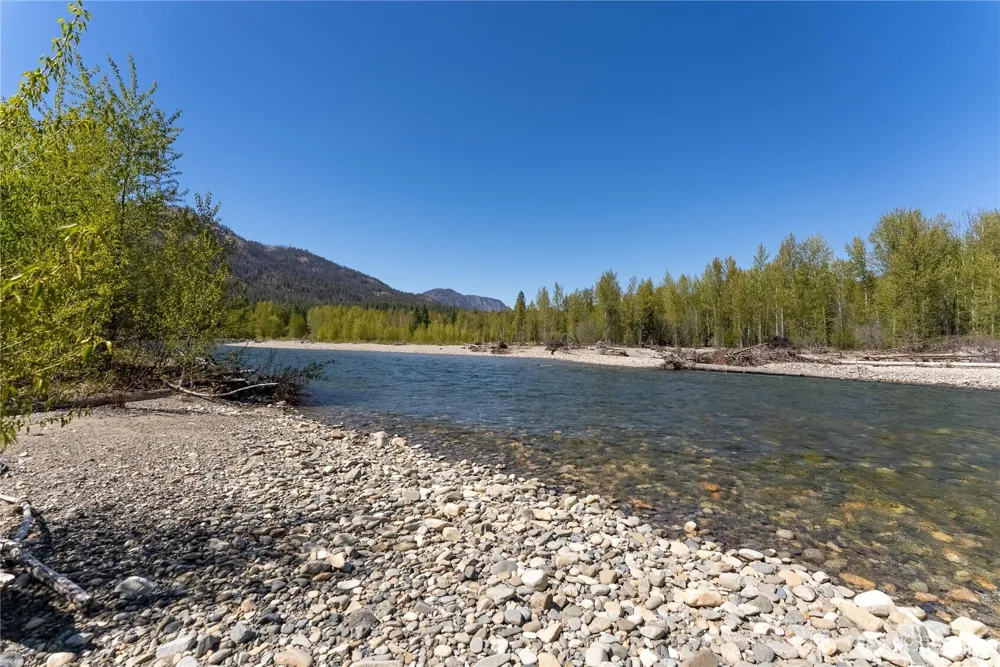 19 Green Road Winthrop, WA 98862