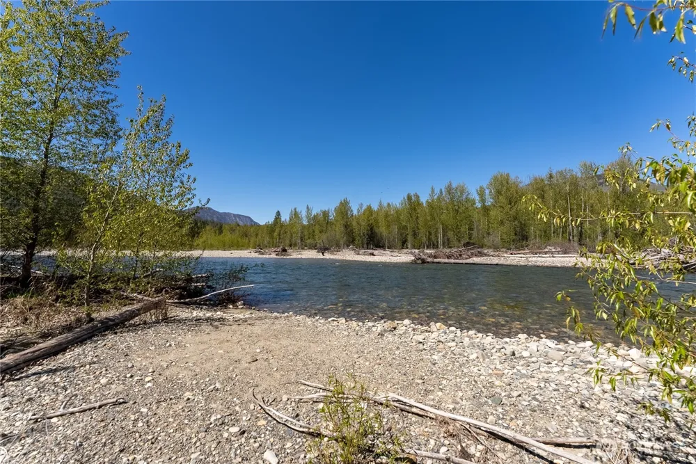 19 Green Road Winthrop, WA 98862