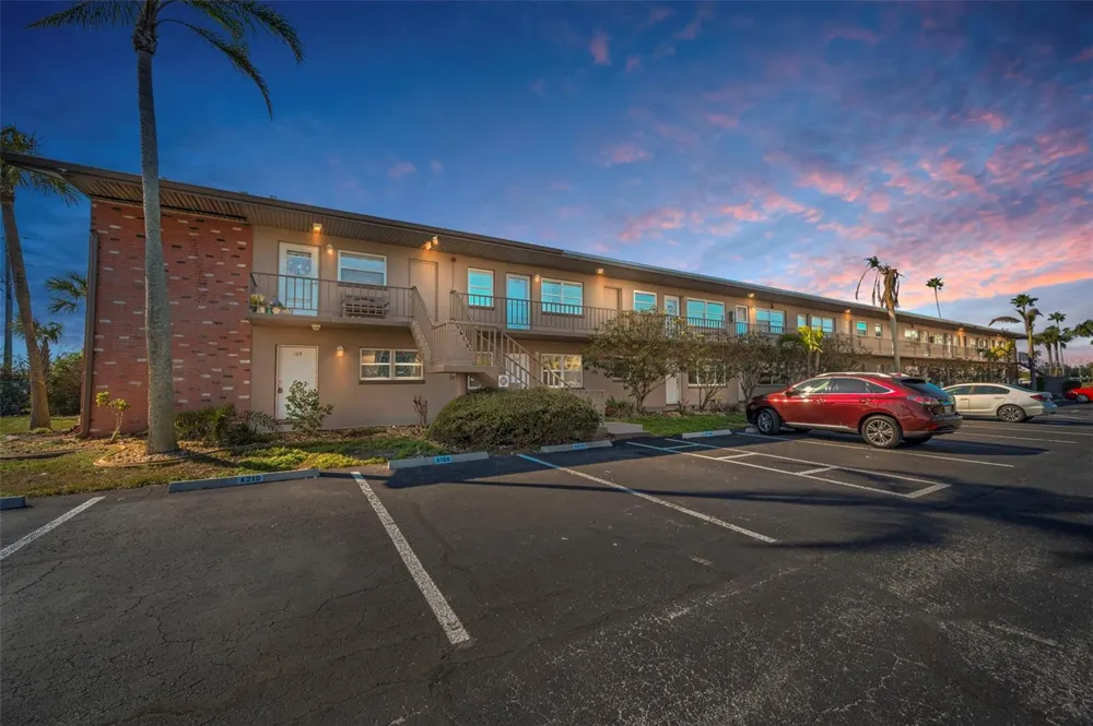 2 CAUSEWAY BOULEVARD #208 Dunedin, FL 34698