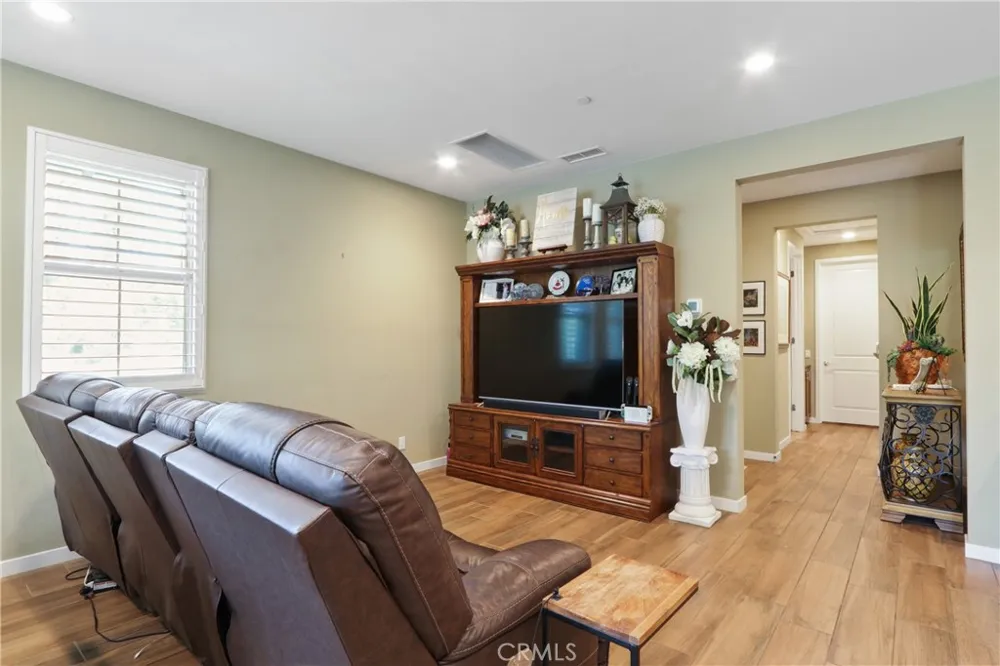 10902 Flora Park Way Cypress, CA 90720