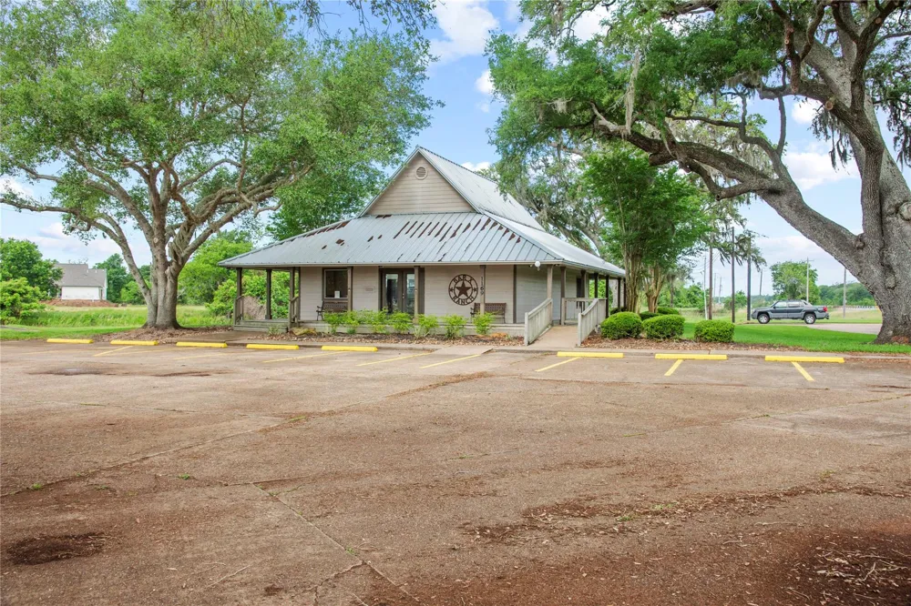 1127 Saddle Horn Bend Angleton, TX 77515