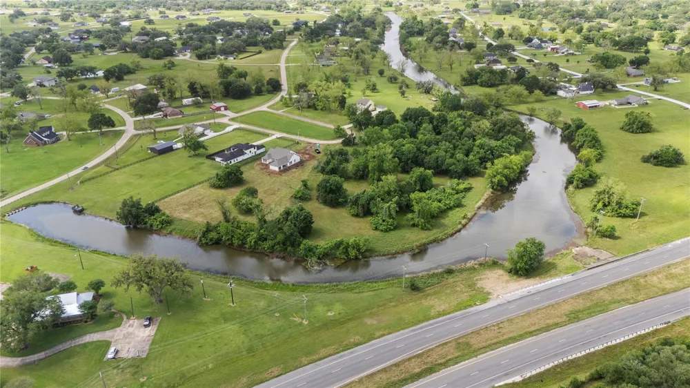 1127 Saddle Horn Bend Angleton, TX 77515