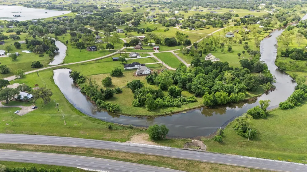1127 Saddle Horn Bend Angleton, TX 77515