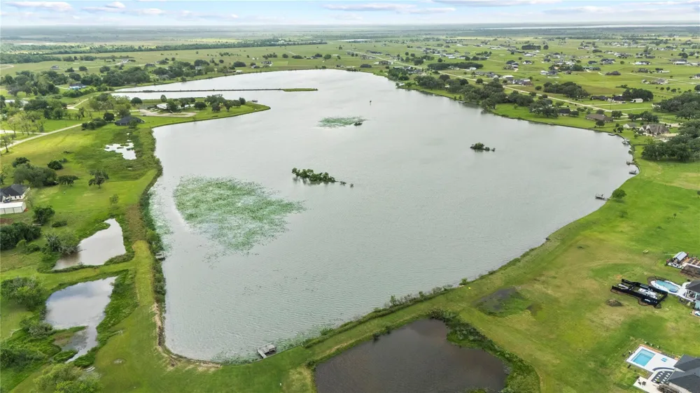 1127 Saddle Horn Bend Angleton, TX 77515