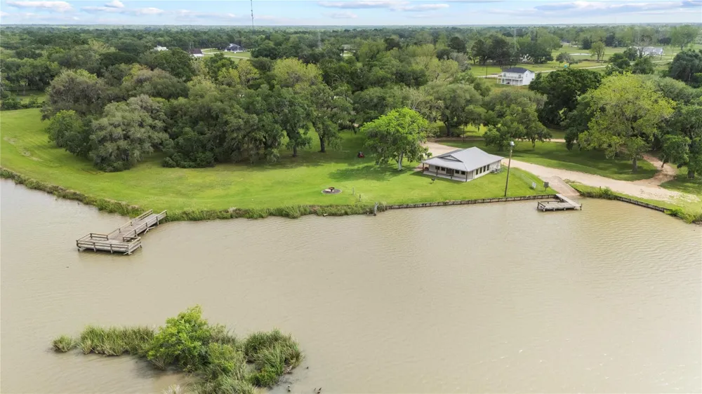 1127 Saddle Horn Bend Angleton, TX 77515