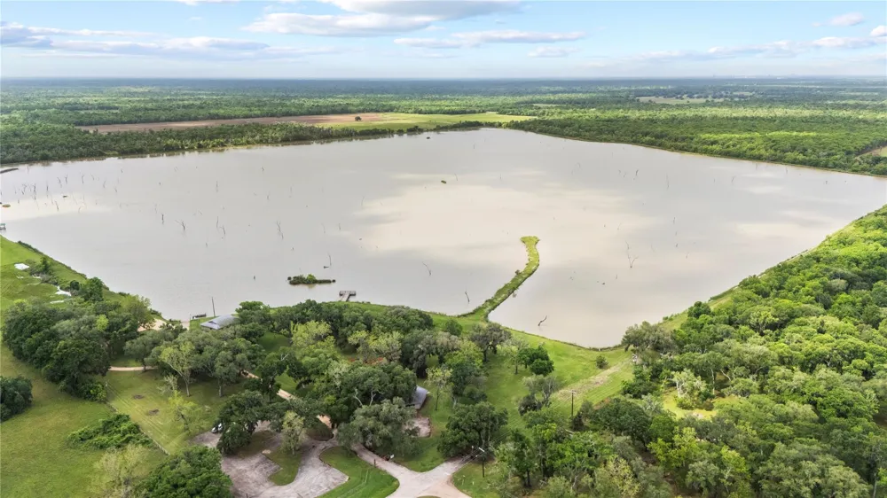 1127 Saddle Horn Bend Angleton, TX 77515
