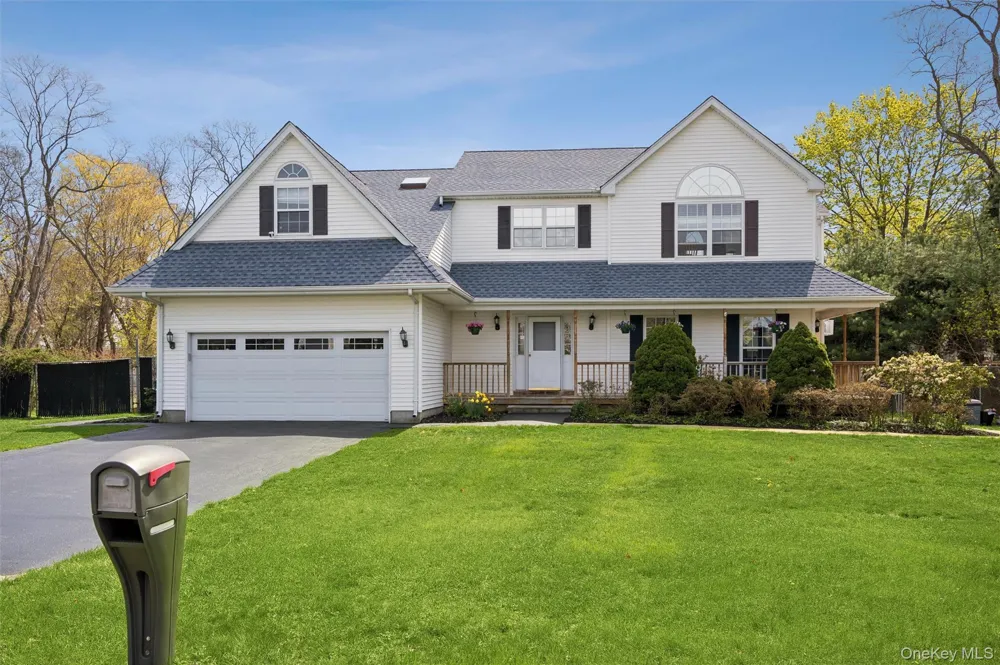 17 Egret Way Center Moriches, NY 11934
