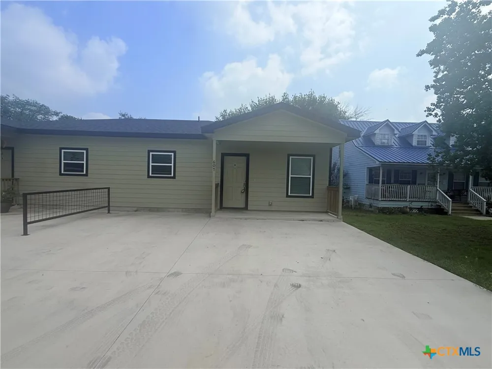 607 E Martindale Road #B Seguin, TX 78155