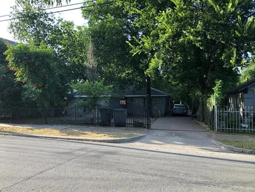 1015 W Clarendon Drive Dallas, TX 75208