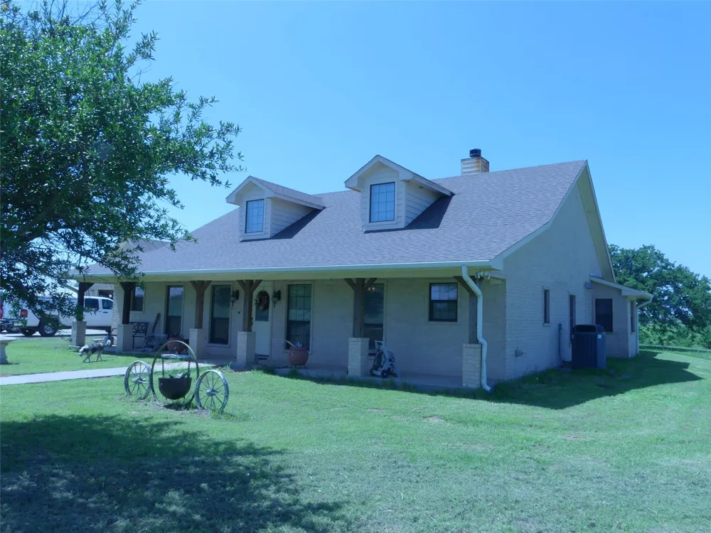 3421 School House Road Forestburg, TX 76239