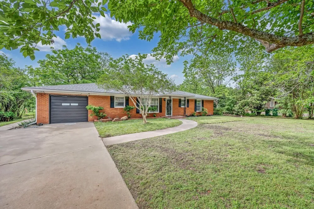 311 E Newland Robinson, TX 76706