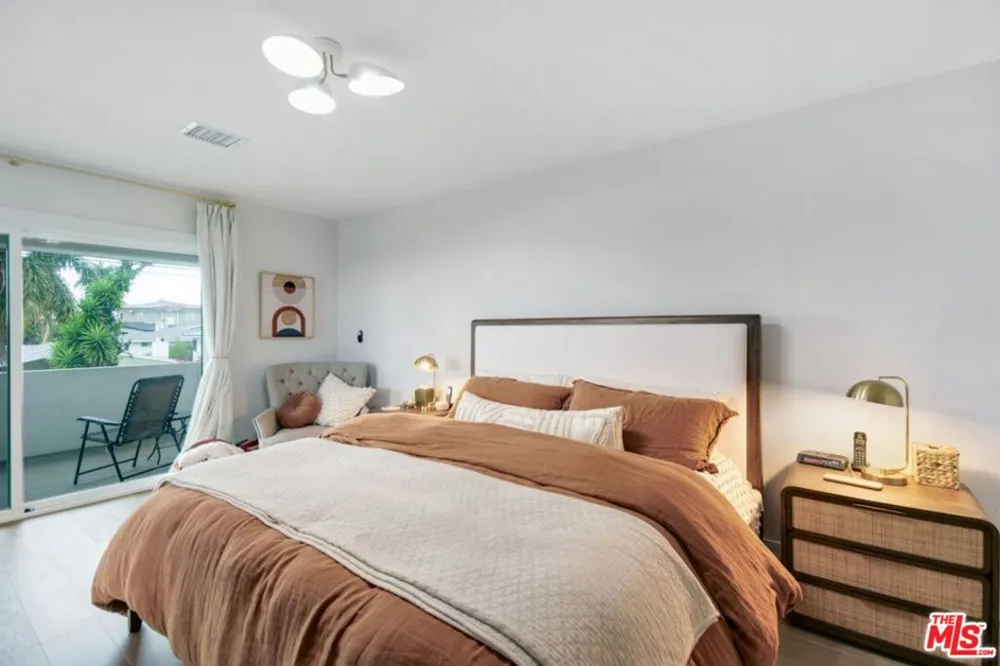 5625 S Sherbourne Drive Los Angeles, CA 90056