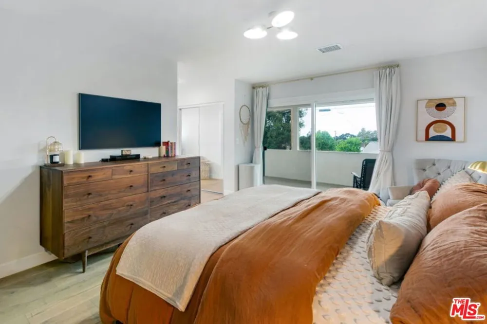 5625 S Sherbourne Drive Los Angeles, CA 90056