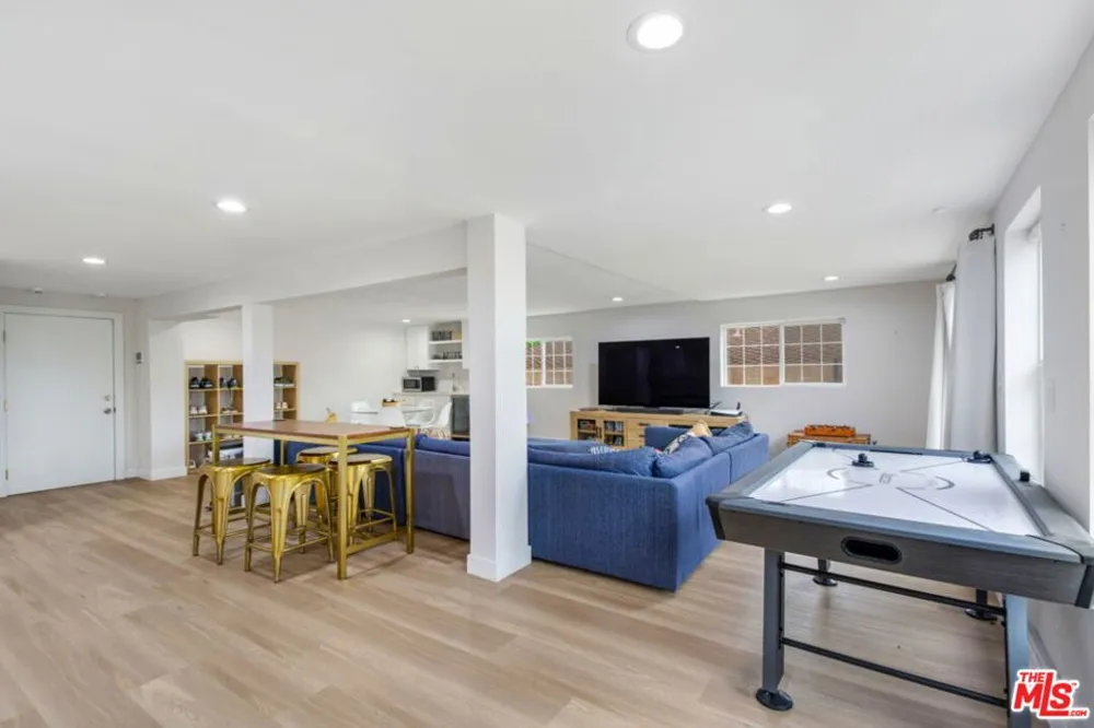 5625 S Sherbourne Drive Los Angeles, CA 90056