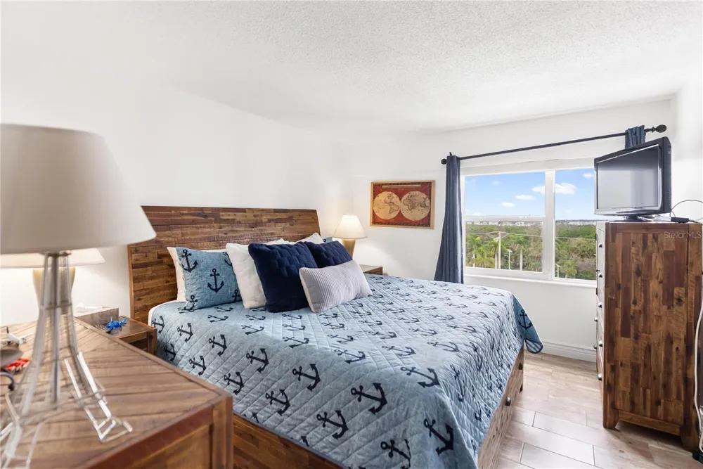 1750 BENJAMIN FRANKLIN DRIVE #6G Sarasota, FL 34236