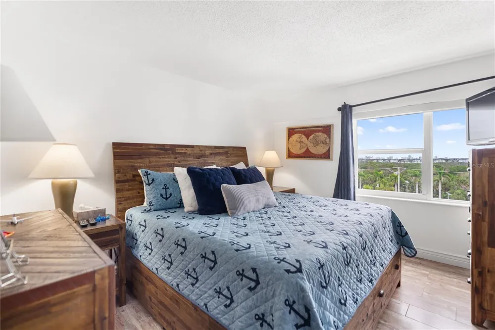 1750 BENJAMIN FRANKLIN DRIVE #6G Sarasota, FL 34236