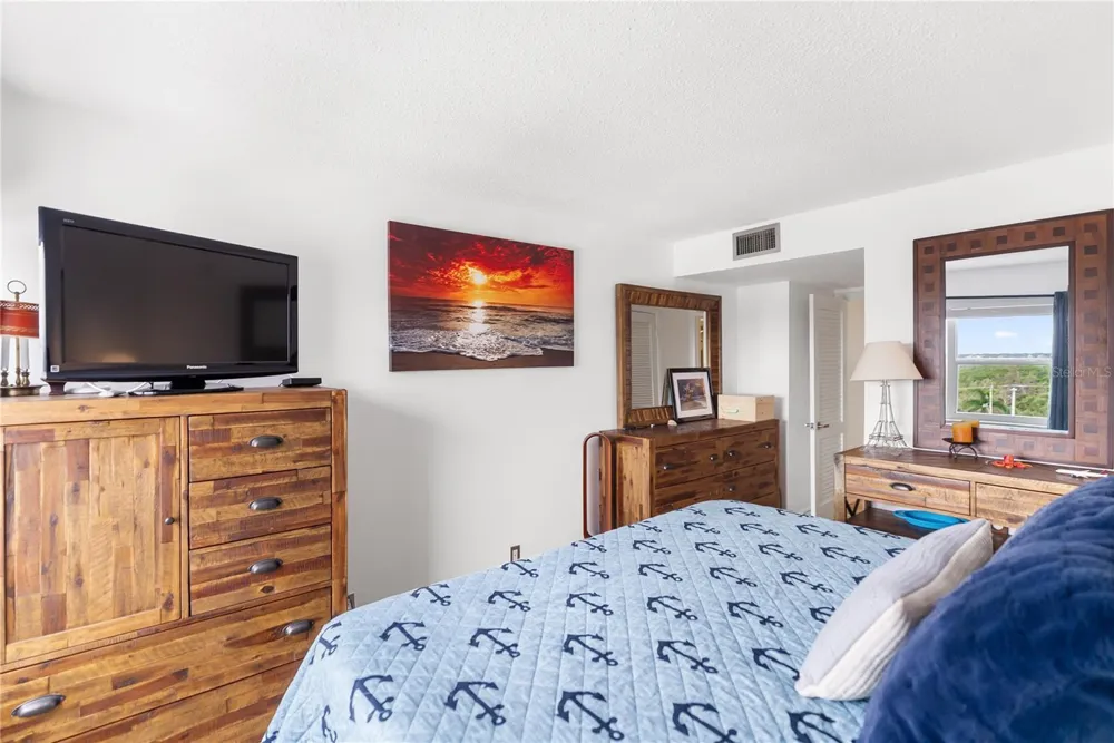 1750 BENJAMIN FRANKLIN DRIVE #6G Sarasota, FL 34236