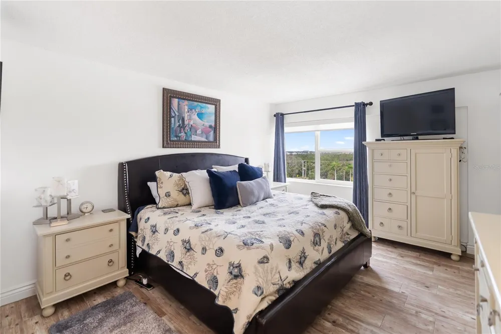 1750 BENJAMIN FRANKLIN DRIVE #6G Sarasota, FL 34236