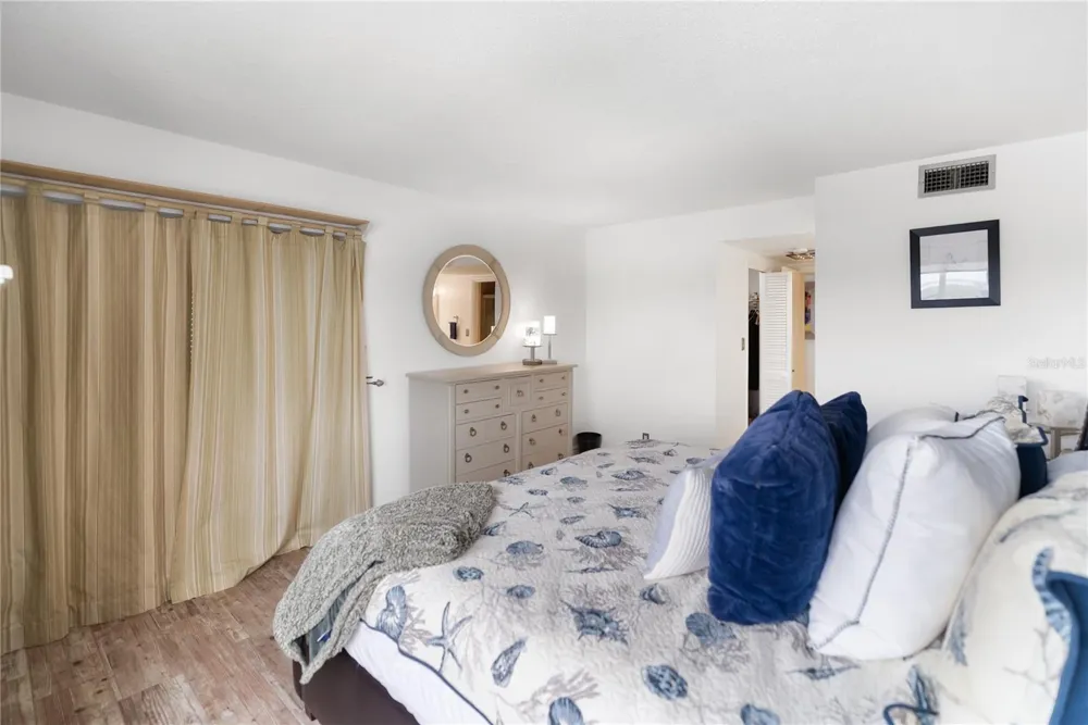 1750 BENJAMIN FRANKLIN DRIVE #6G Sarasota, FL 34236