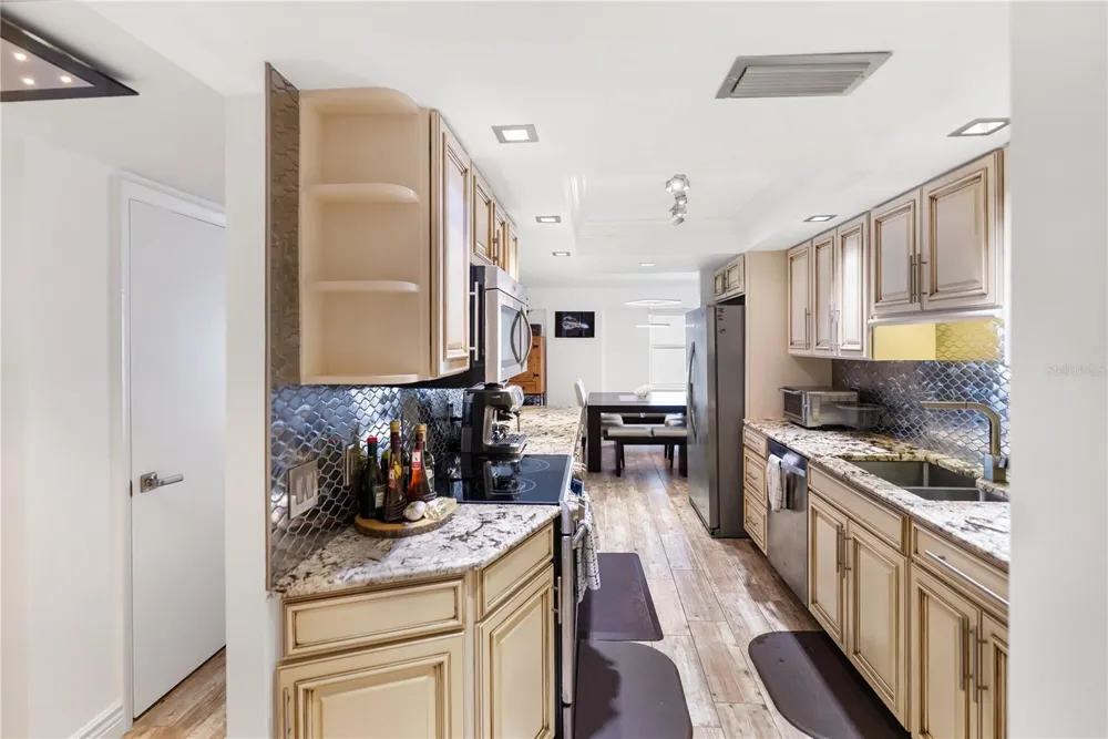 1750 BENJAMIN FRANKLIN DRIVE #6G Sarasota, FL 34236