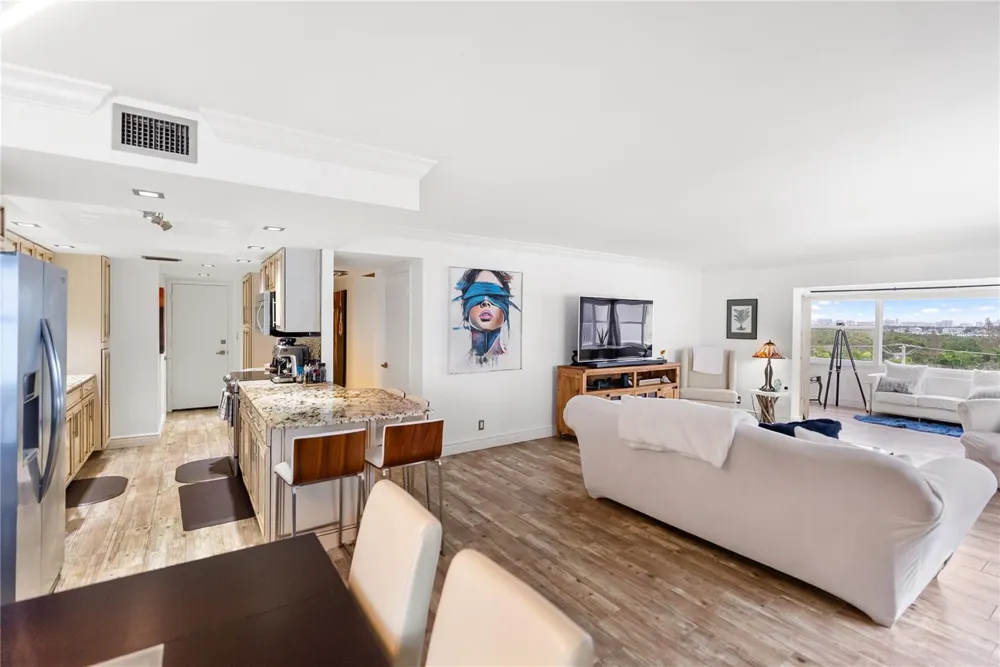 1750 BENJAMIN FRANKLIN DRIVE #6G Sarasota, FL 34236