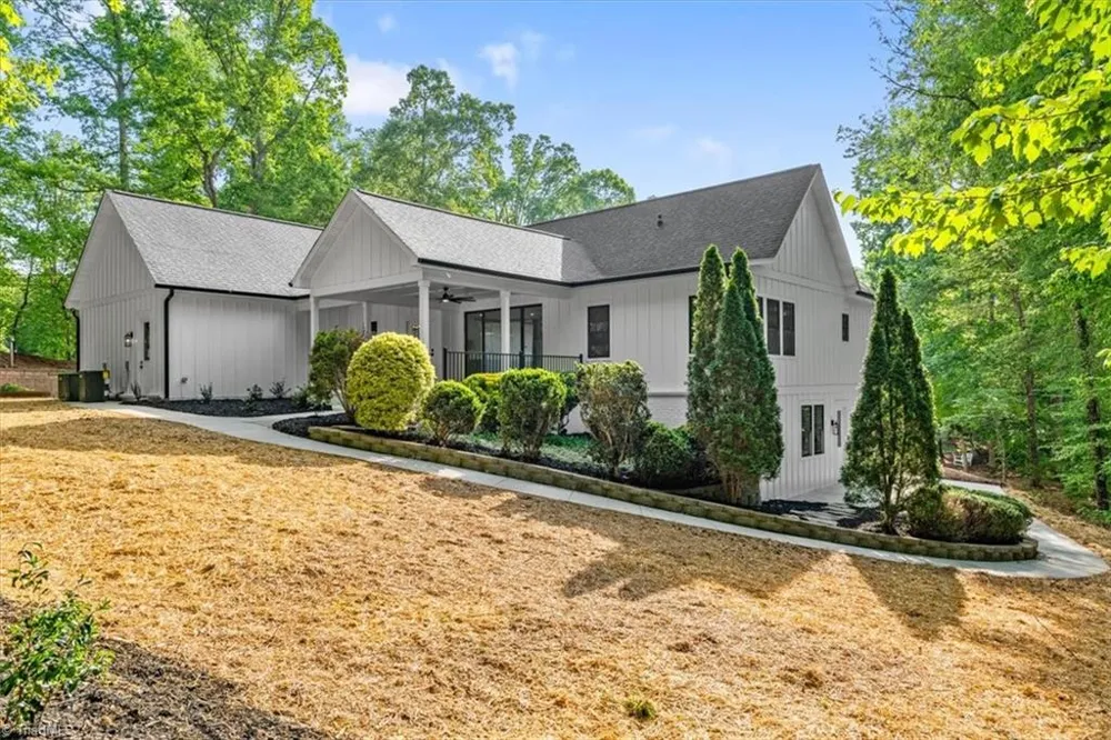 3613 Summit Lakes Drive Browns Summit, NC 27214