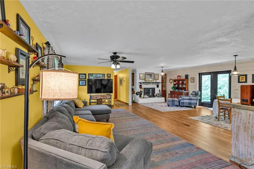 2351 US Highway 221 Jefferson, NC 28640